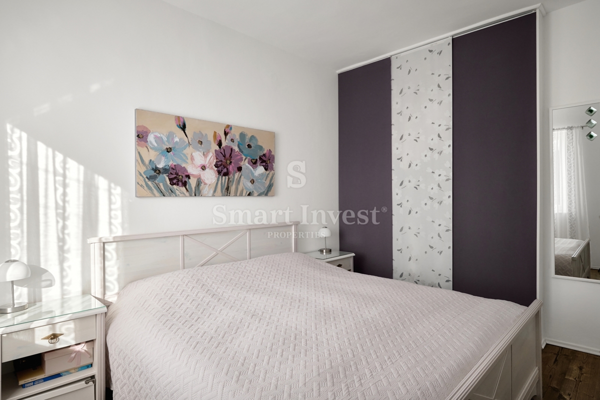 MATULJI - JUŠIĆI, vrstna hiša s 3 stanovanji, konobo in garažo