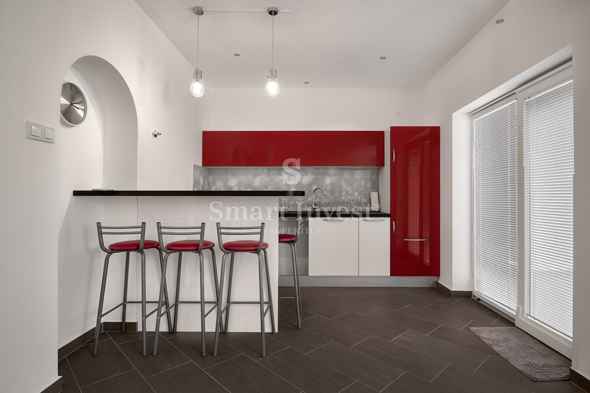 MATULJI - JUŠIĆI, vrstna hiša s 3 stanovanji, konobo in garažo