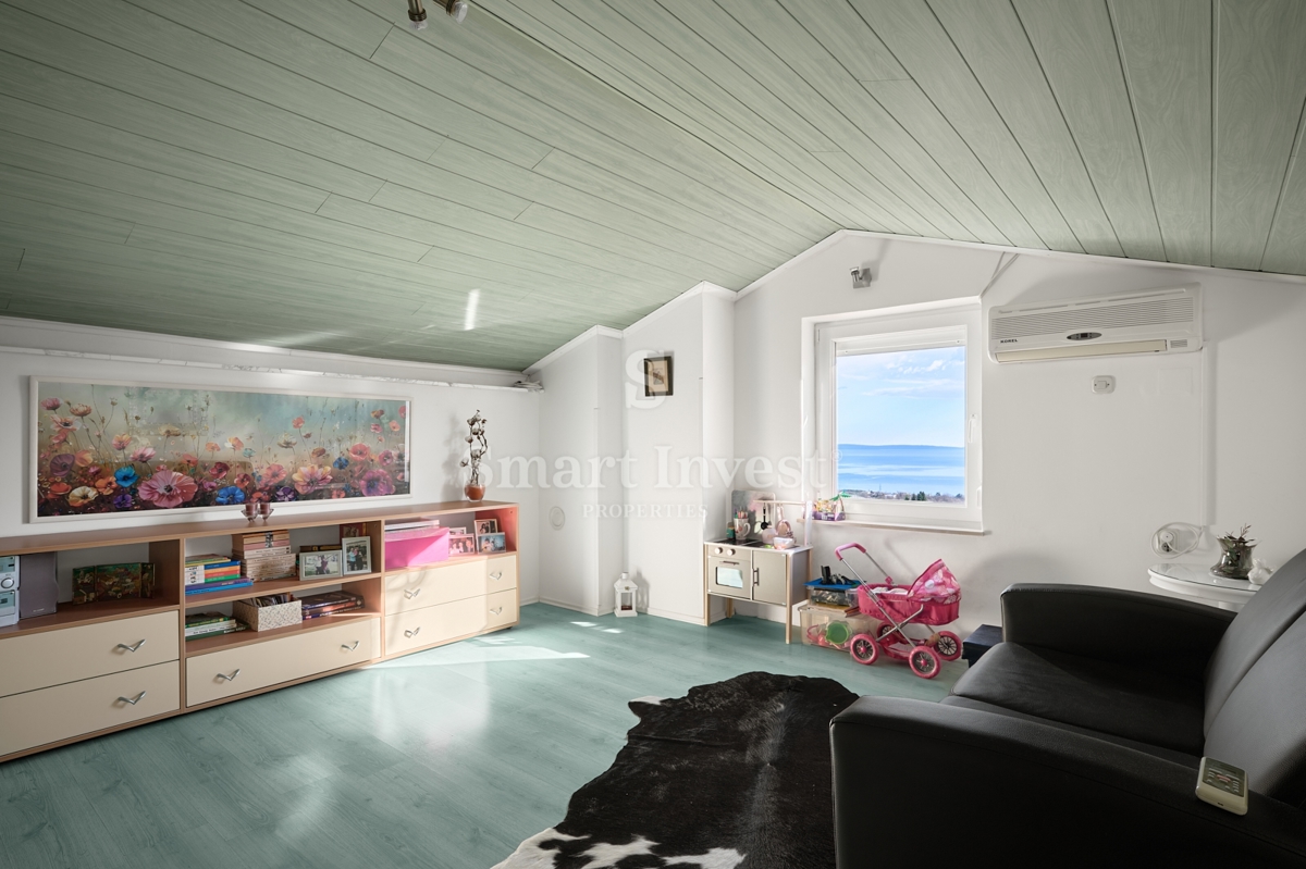 MATULJI - JUŠIĆI, vrstna hiša s 3 stanovanji, konobo in garažo