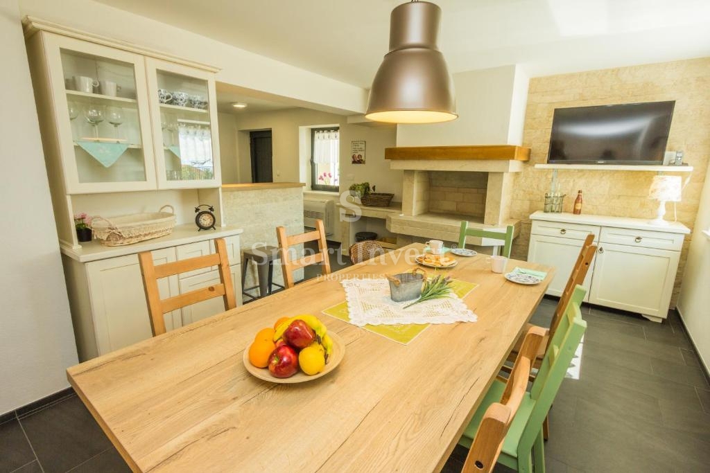 IKA - OPRIĆ, vila s 4 apartmaji in panoramskim pogledom na morje