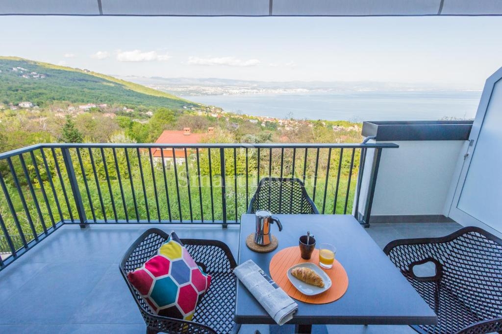 IKA - OPRIĆ, vila s 4 apartmaji in panoramskim pogledom na morje