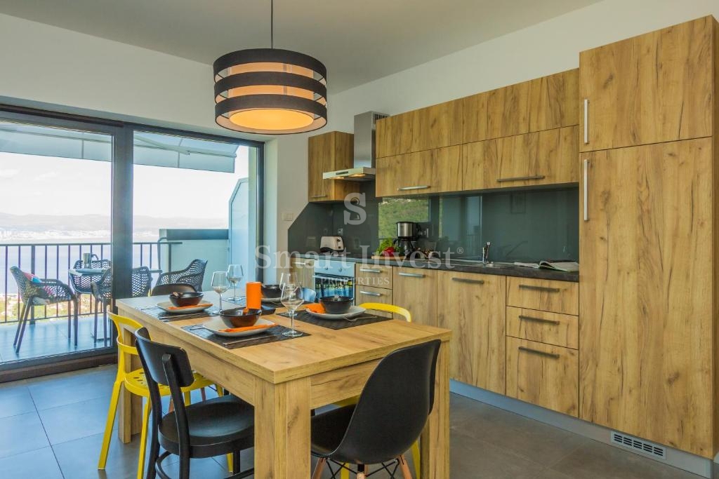 IKA - OPRIĆ, vila s 4 apartmaji in panoramskim pogledom na morje