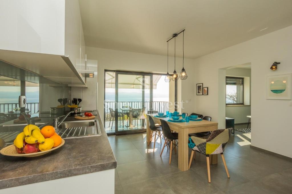 IKA - OPRIĆ, vila s 4 apartmaji in panoramskim pogledom na morje