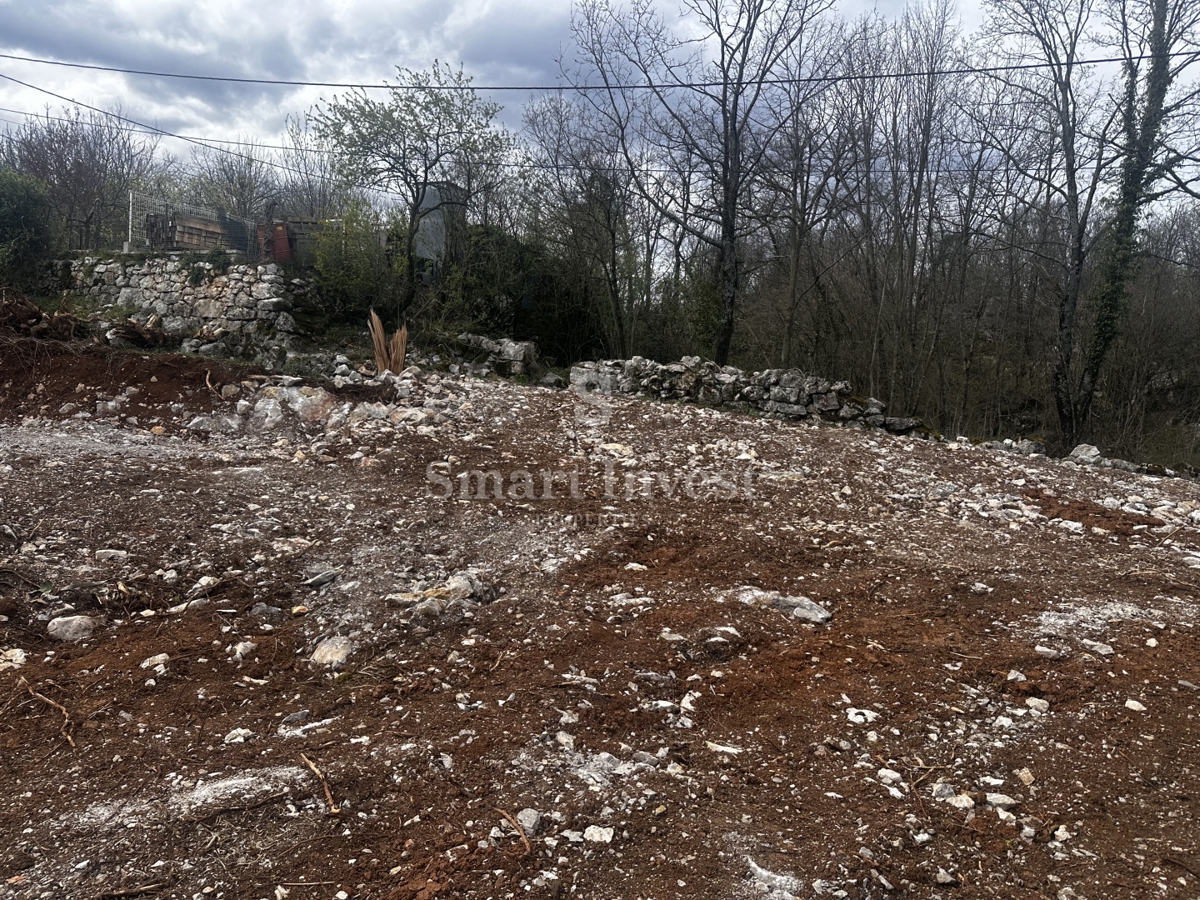 KASTAV, zazidljivo zemljišče velikosti 922 m2 na mirni lokaciji