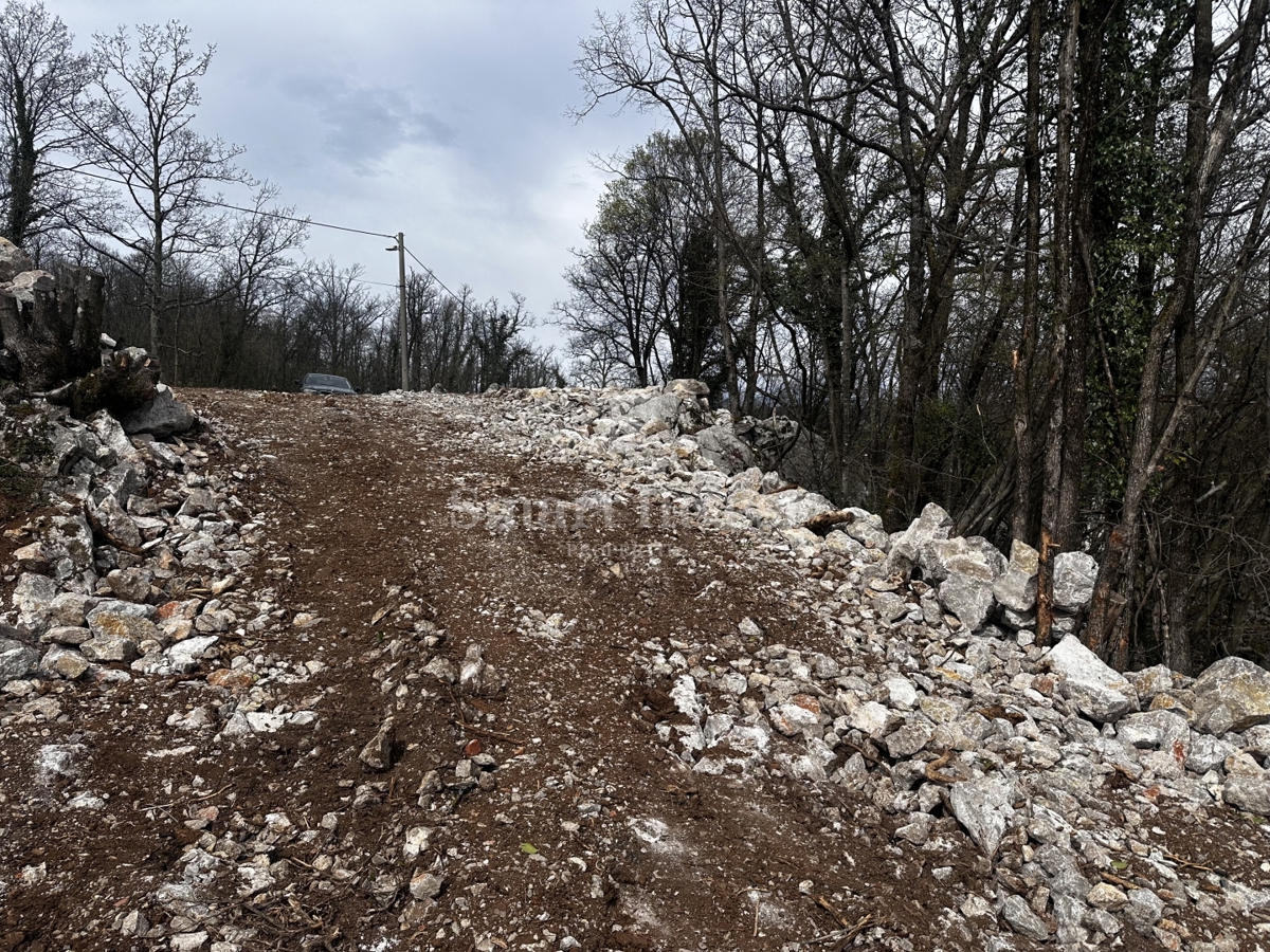 KASTAV, zazidljivo zemljišče velikosti 922 m2 na mirni lokaciji