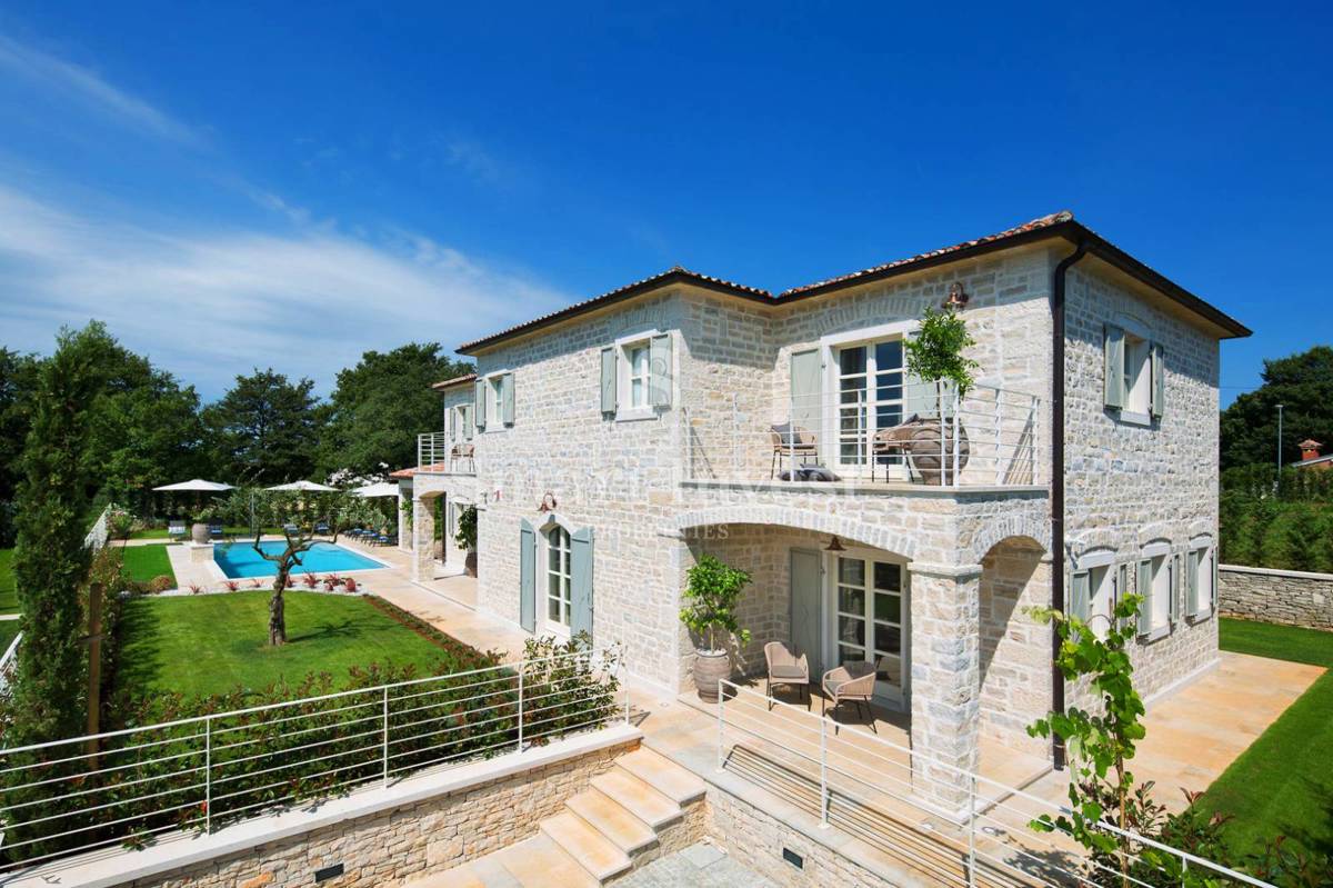 ISTRA - POREČ, EKSKLUZIVNA VILA Z BAZENOM IN ŠPORTNIMI IGRIŠČI, prodamo