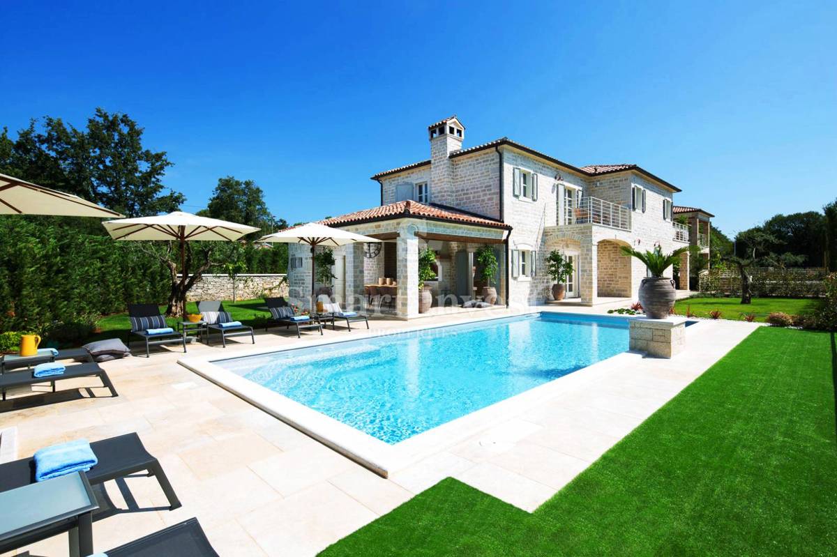 ISTRA - POREČ, EKSKLUZIVNA VILA Z BAZENOM IN ŠPORTNIMI IGRIŠČI, prodamo