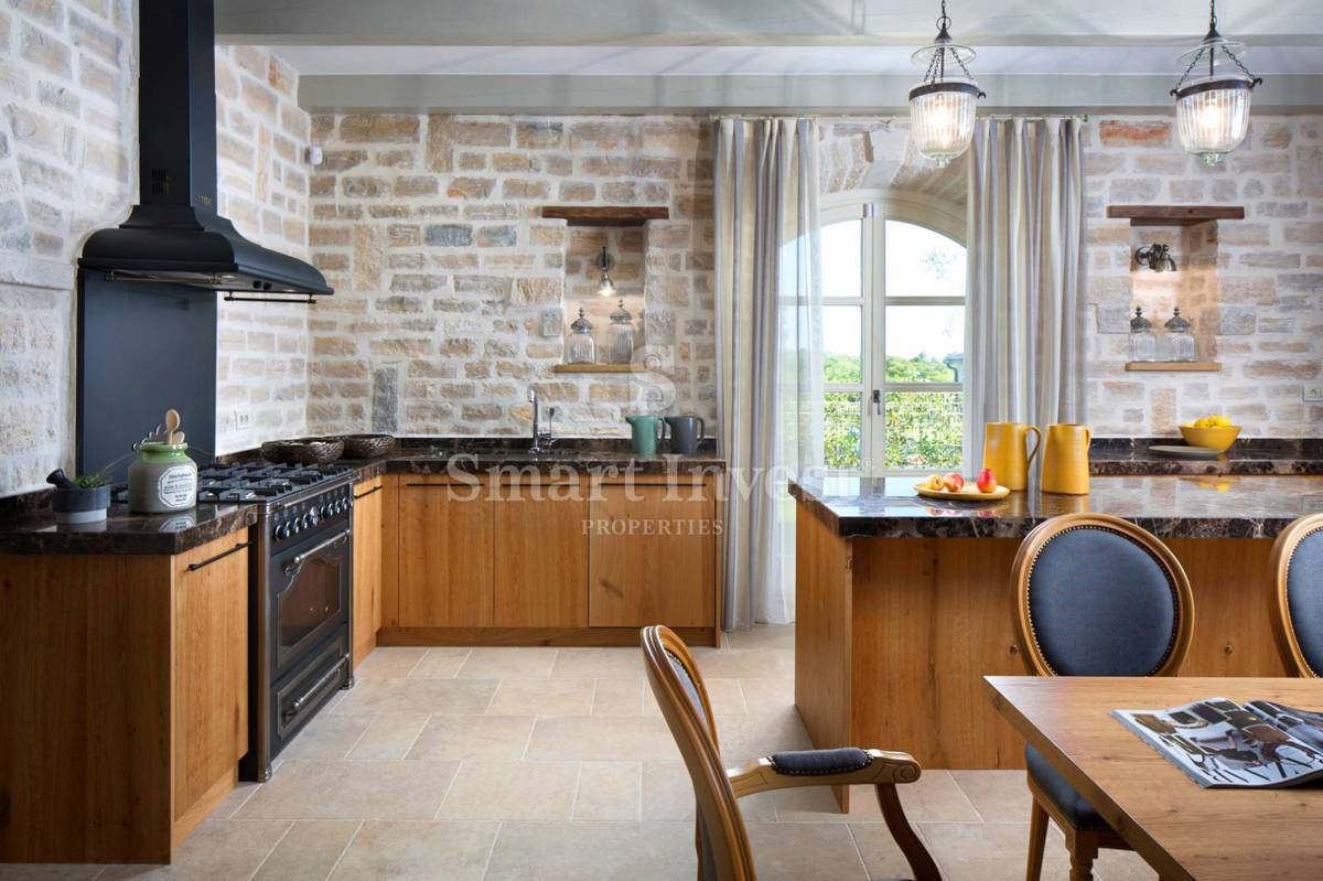 ISTRA - POREČ, EKSKLUZIVNA VILA Z BAZENOM IN ŠPORTNIMI IGRIŠČI, prodamo