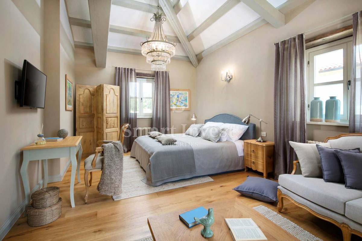ISTRA - POREČ, EKSKLUZIVNA VILA Z BAZENOM IN ŠPORTNIMI IGRIŠČI, prodamo