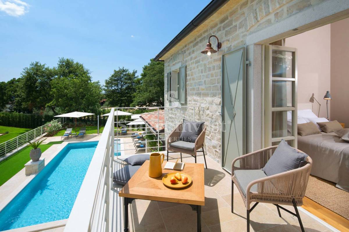 ISTRA - POREČ, EKSKLUZIVNA VILA Z BAZENOM IN ŠPORTNIMI IGRIŠČI, prodamo