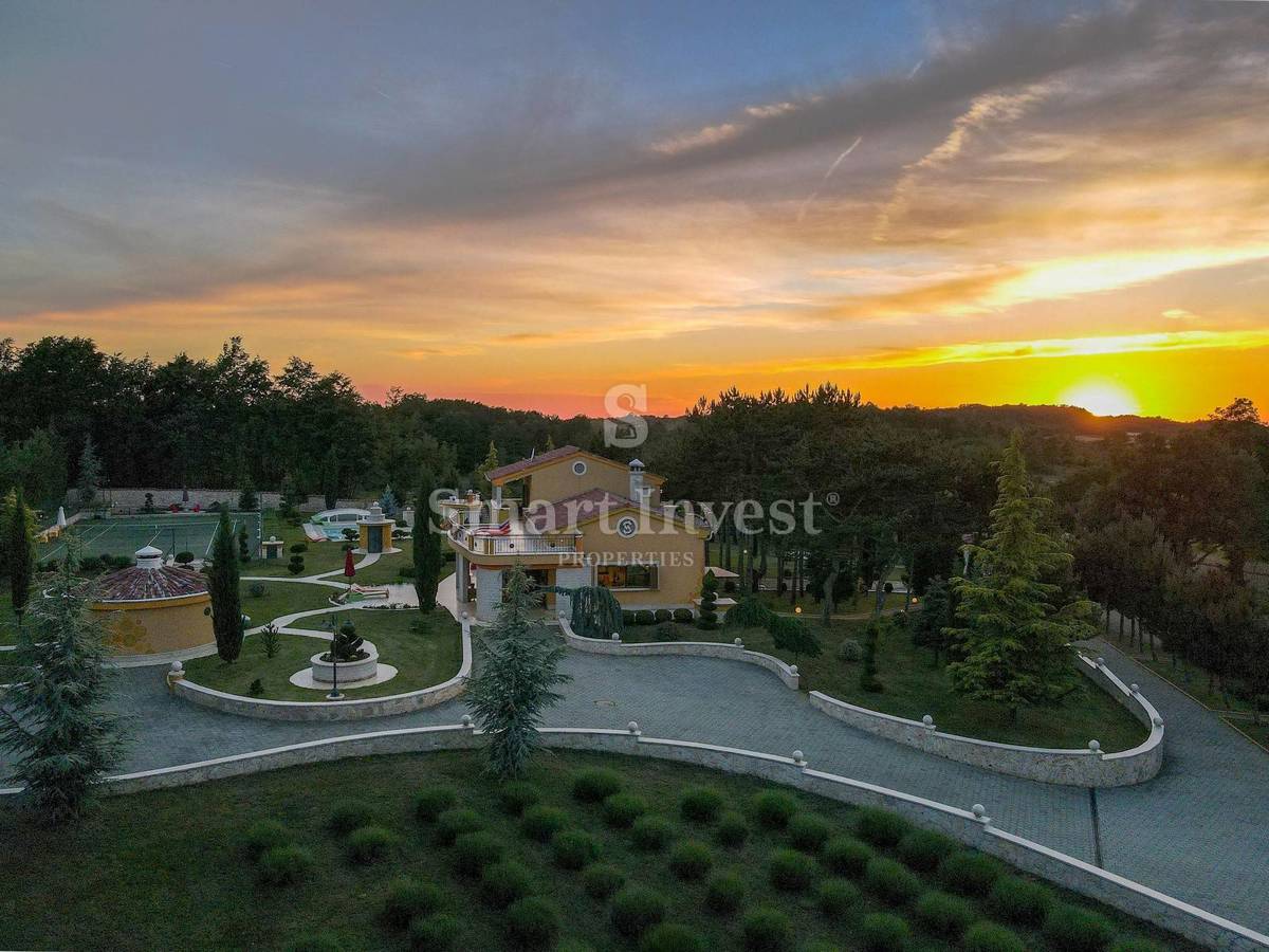 ISTRA - ŽMINJ, Edinstvena vila z zemljiščem 43.266 m2, prodamo