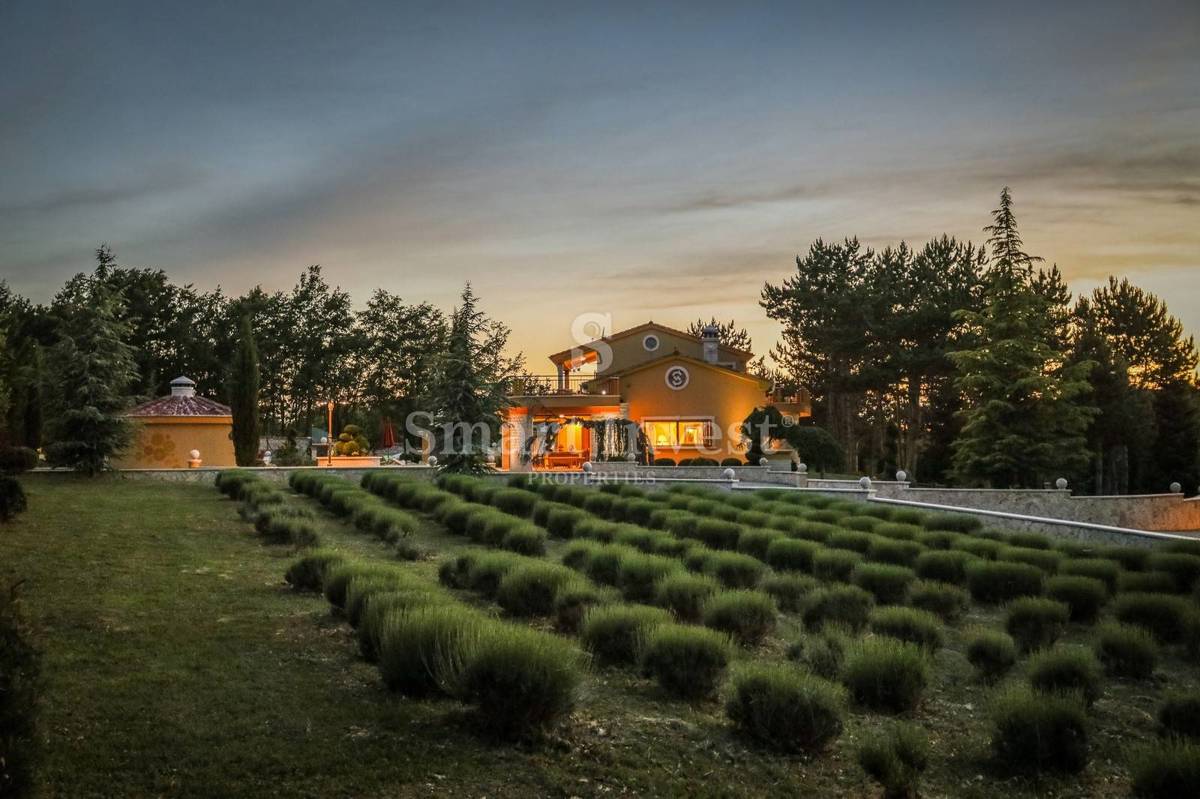 ISTRA - ŽMINJ, Edinstvena vila z zemljiščem 43.266 m2, prodamo