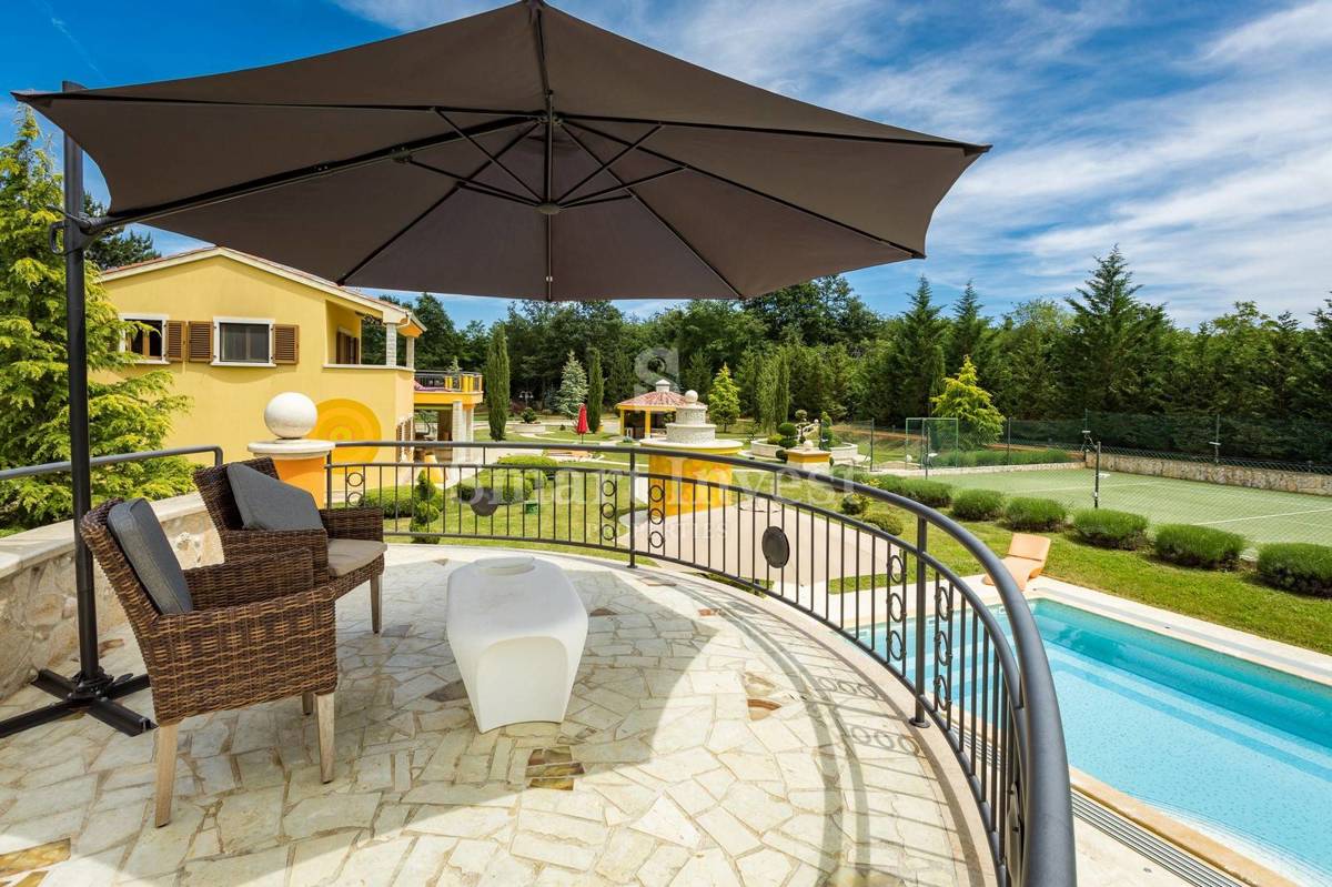 ISTRA - ŽMINJ, Edinstvena vila z zemljiščem 43.266 m2, prodamo