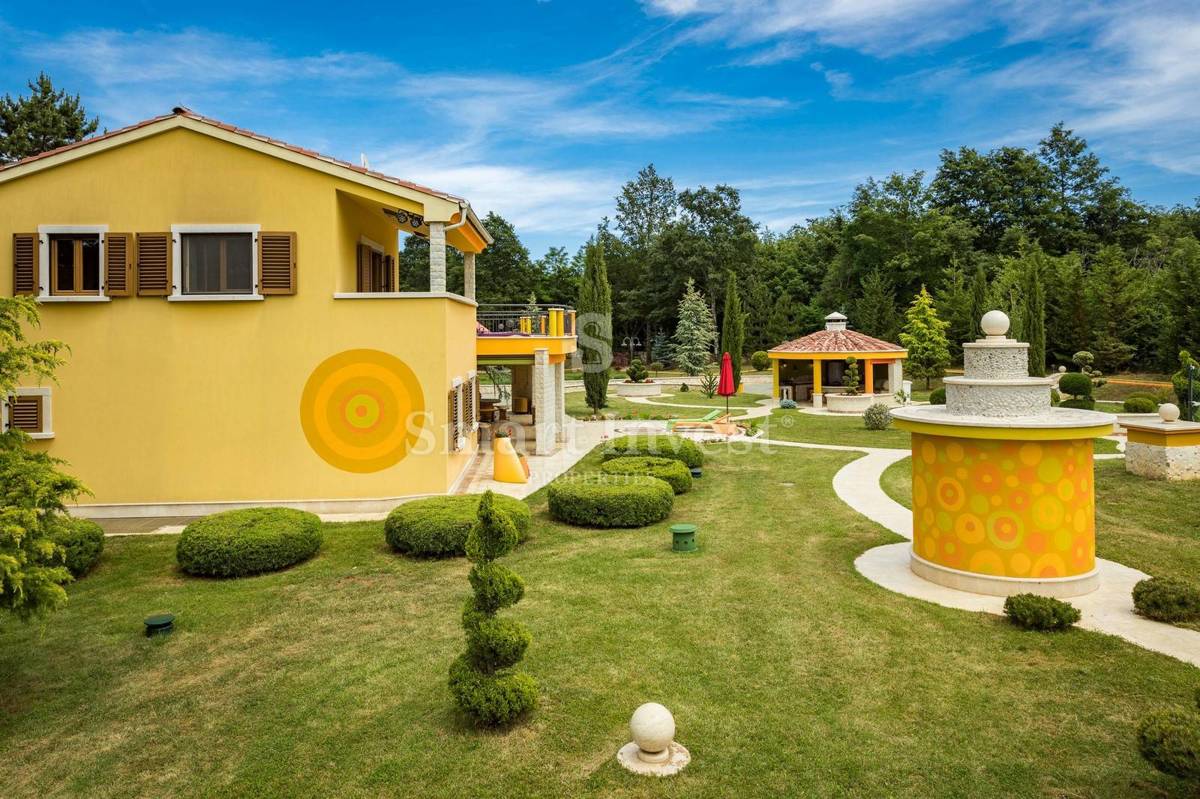 ISTRA - ŽMINJ, Edinstvena vila z zemljiščem 43.266 m2, prodamo