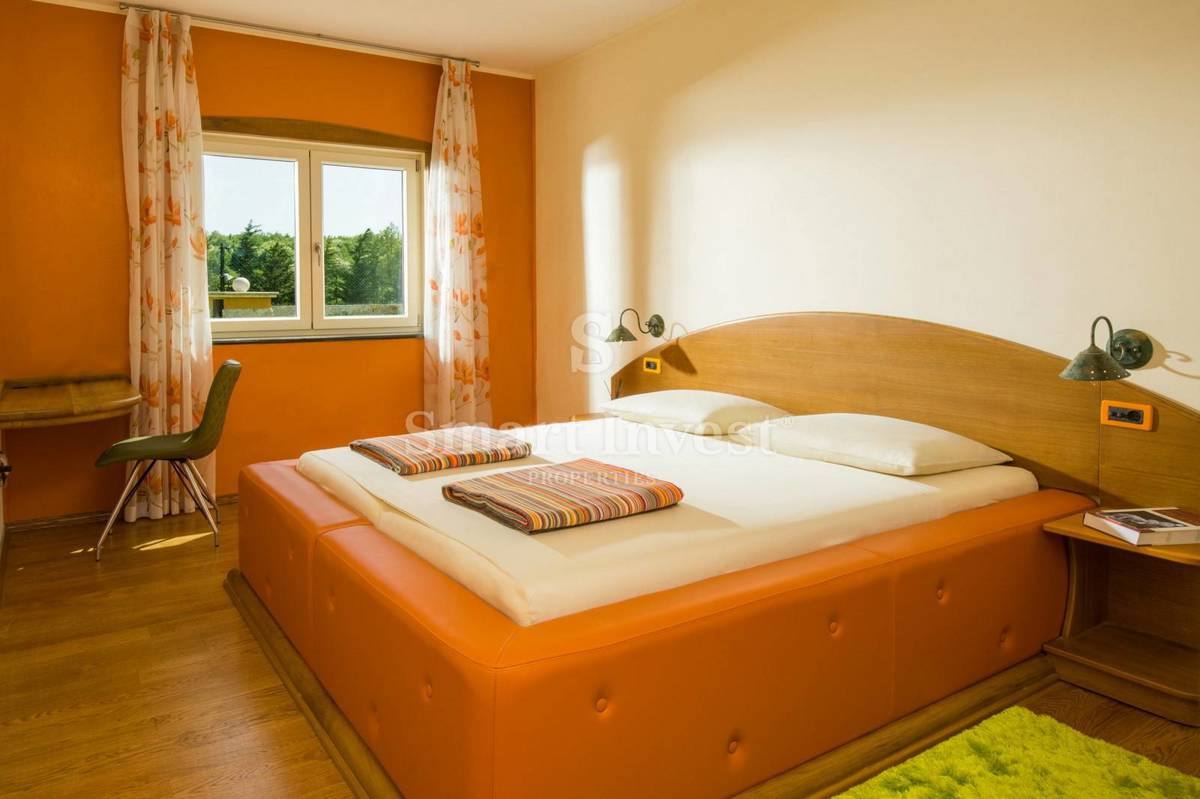 ISTRA - ŽMINJ, Edinstvena vila z zemljiščem 43.266 m2, prodamo