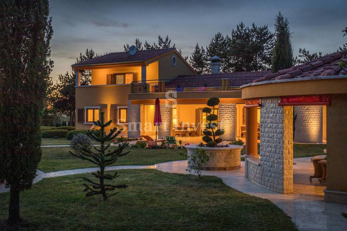 ISTRA - ŽMINJ, Edinstvena vila z zemljiščem 43.266 m2, prodamo