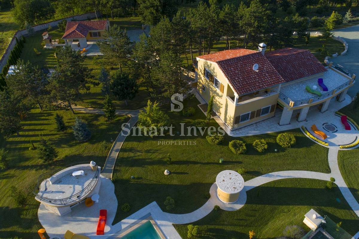 ISTRA - ŽMINJ, Edinstvena vila z zemljiščem 43.266 m2, prodamo