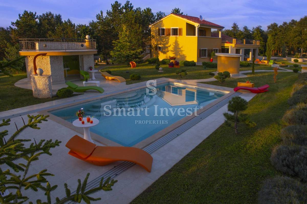 ISTRA - ŽMINJ, Edinstvena vila z zemljiščem 43.266 m2, prodamo