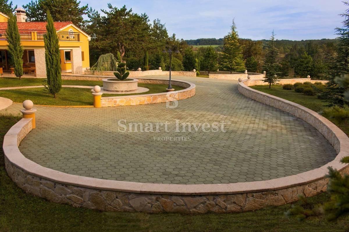 ISTRA - ŽMINJ, Edinstvena vila z zemljiščem 43.266 m2, prodamo