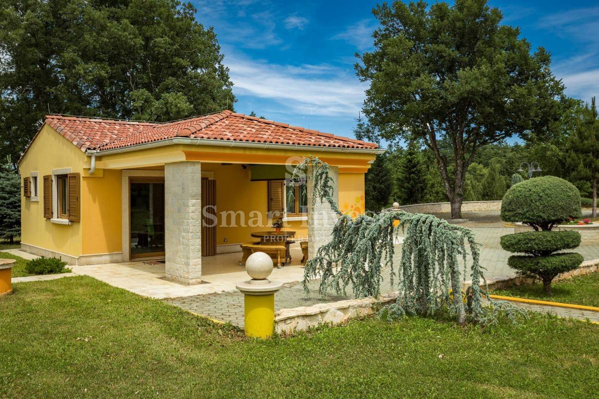 ISTRA - ŽMINJ, Edinstvena vila z zemljiščem 43.266 m2, prodamo