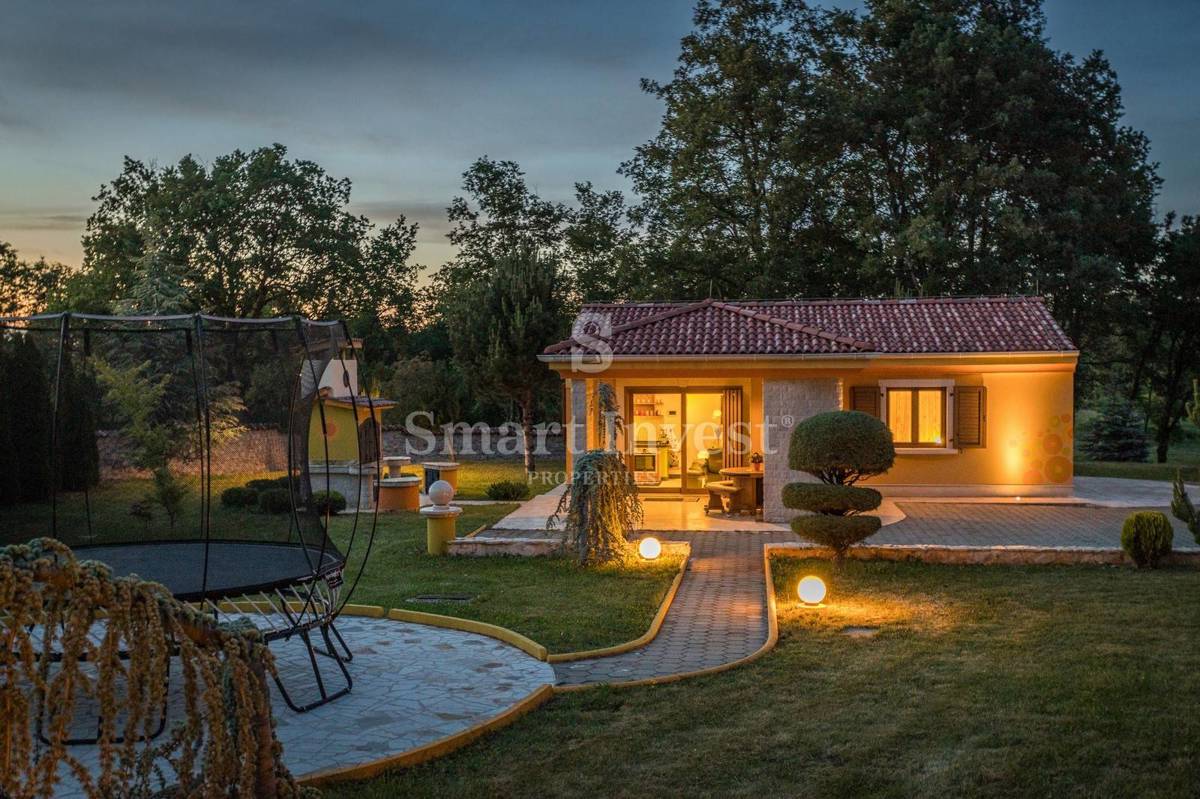 ISTRA - ŽMINJ, Edinstvena vila z zemljiščem 43.266 m2, prodamo