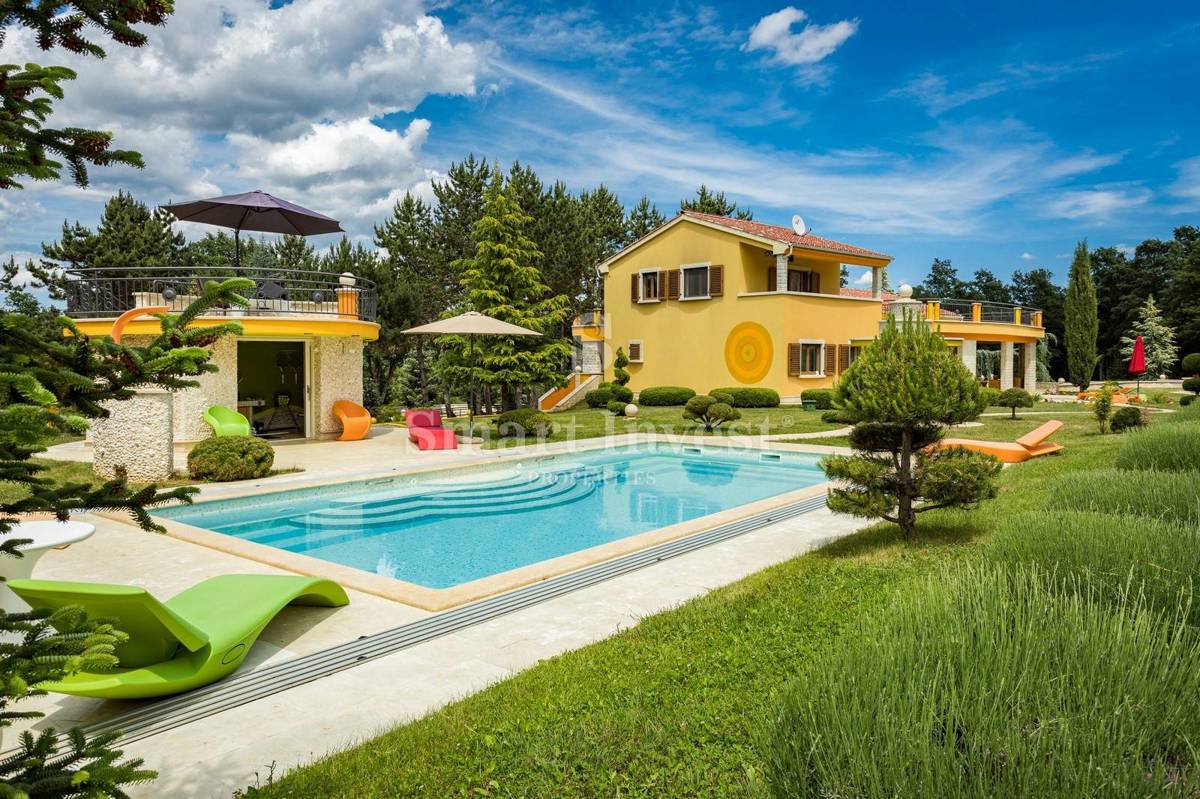 ISTRA - ŽMINJ, Edinstvena vila z zemljiščem 43.266 m2, prodamo
