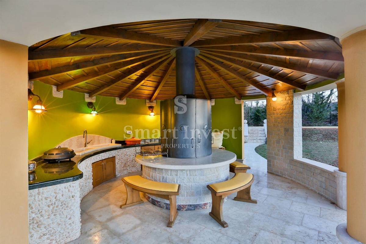 ISTRA - ŽMINJ, Edinstvena vila z zemljiščem 43.266 m2, prodamo
