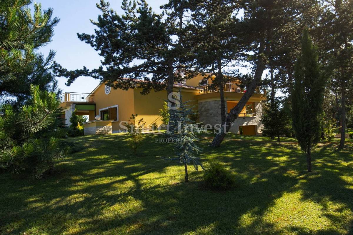 ISTRA - ŽMINJ, Edinstvena vila z zemljiščem 43.266 m2, prodamo