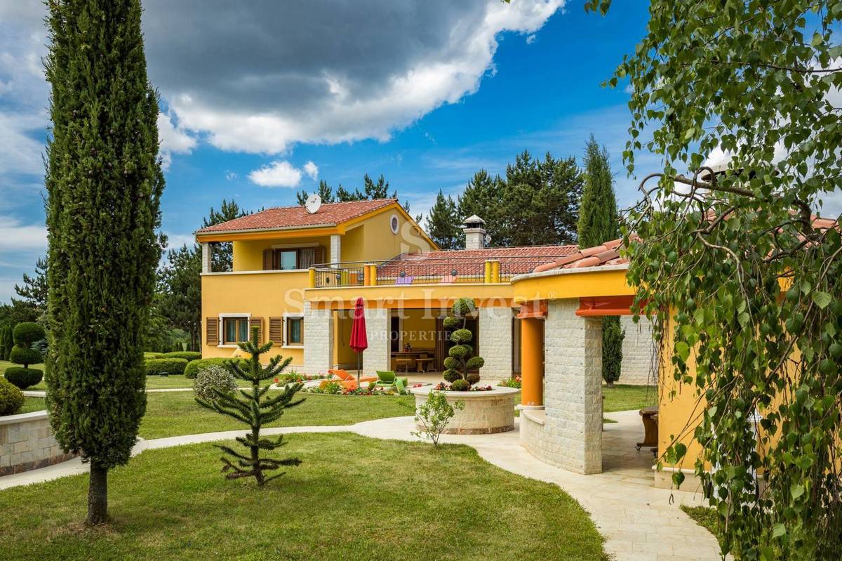 ISTRA - ŽMINJ, Edinstvena vila z zemljiščem 43.266 m2, prodamo