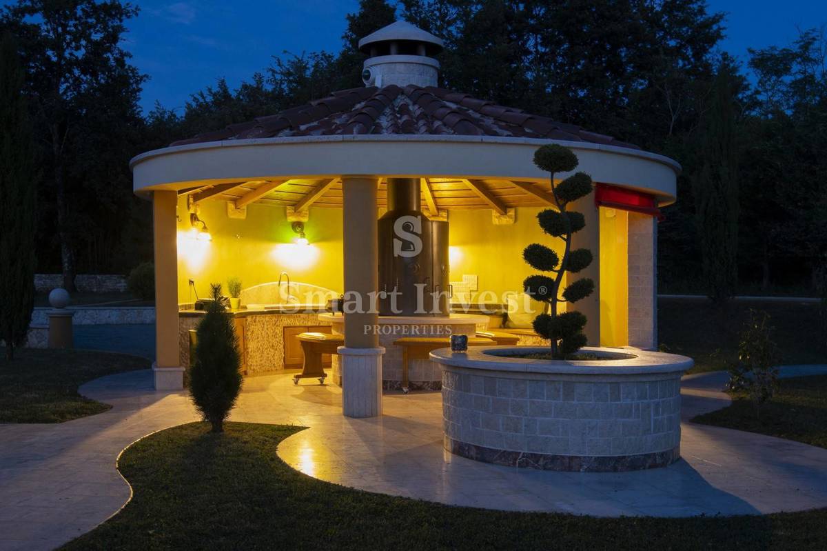 ISTRA - ŽMINJ, Edinstvena vila z zemljiščem 43.266 m2, prodamo