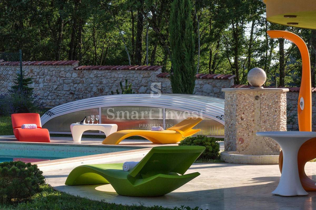 ISTRA - ŽMINJ, Edinstvena vila z zemljiščem 43.266 m2, prodamo