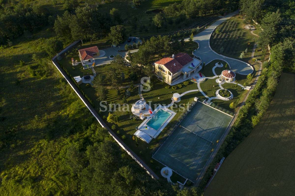 ISTRA - ŽMINJ, Edinstvena vila z zemljiščem 43.266 m2, prodamo