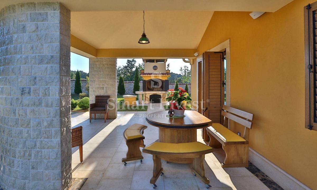 ISTRA - ŽMINJ, Edinstvena vila z zemljiščem 43.266 m2, prodamo