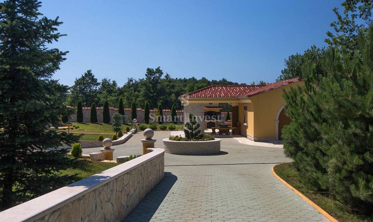 ISTRA - ŽMINJ, Edinstvena vila z zemljiščem 43.266 m2, prodamo