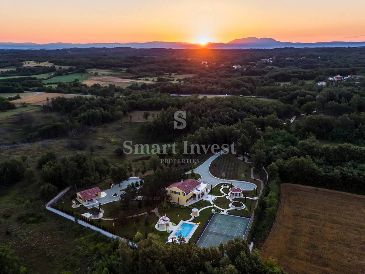 ISTRA - ŽMINJ, Edinstvena vila z zemljiščem 43.266 m2, prodamo