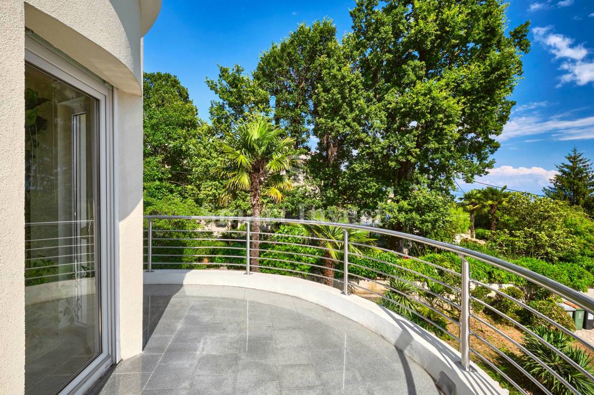 OPATIJA, Vila s pogledom na morje in prostornim vrtom, prodamo
