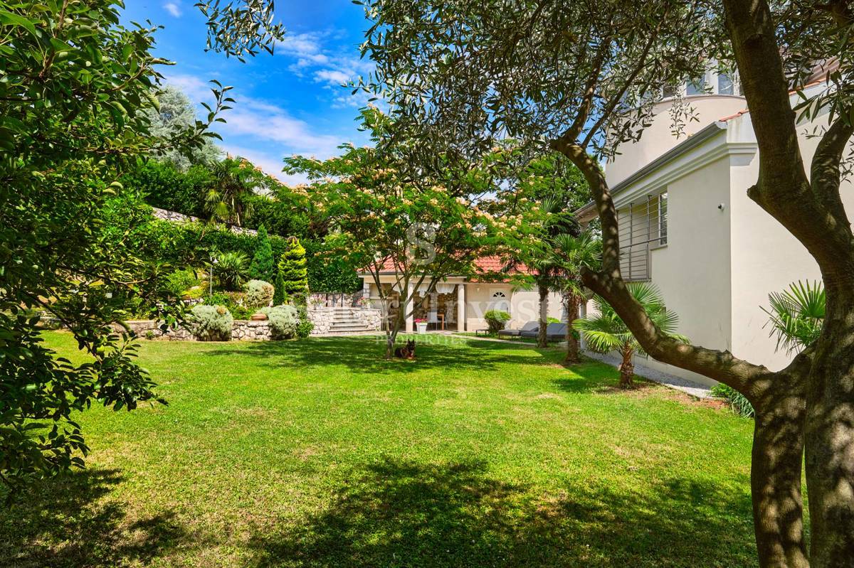 OPATIJA, Vila s pogledom na morje in prostornim vrtom, prodamo