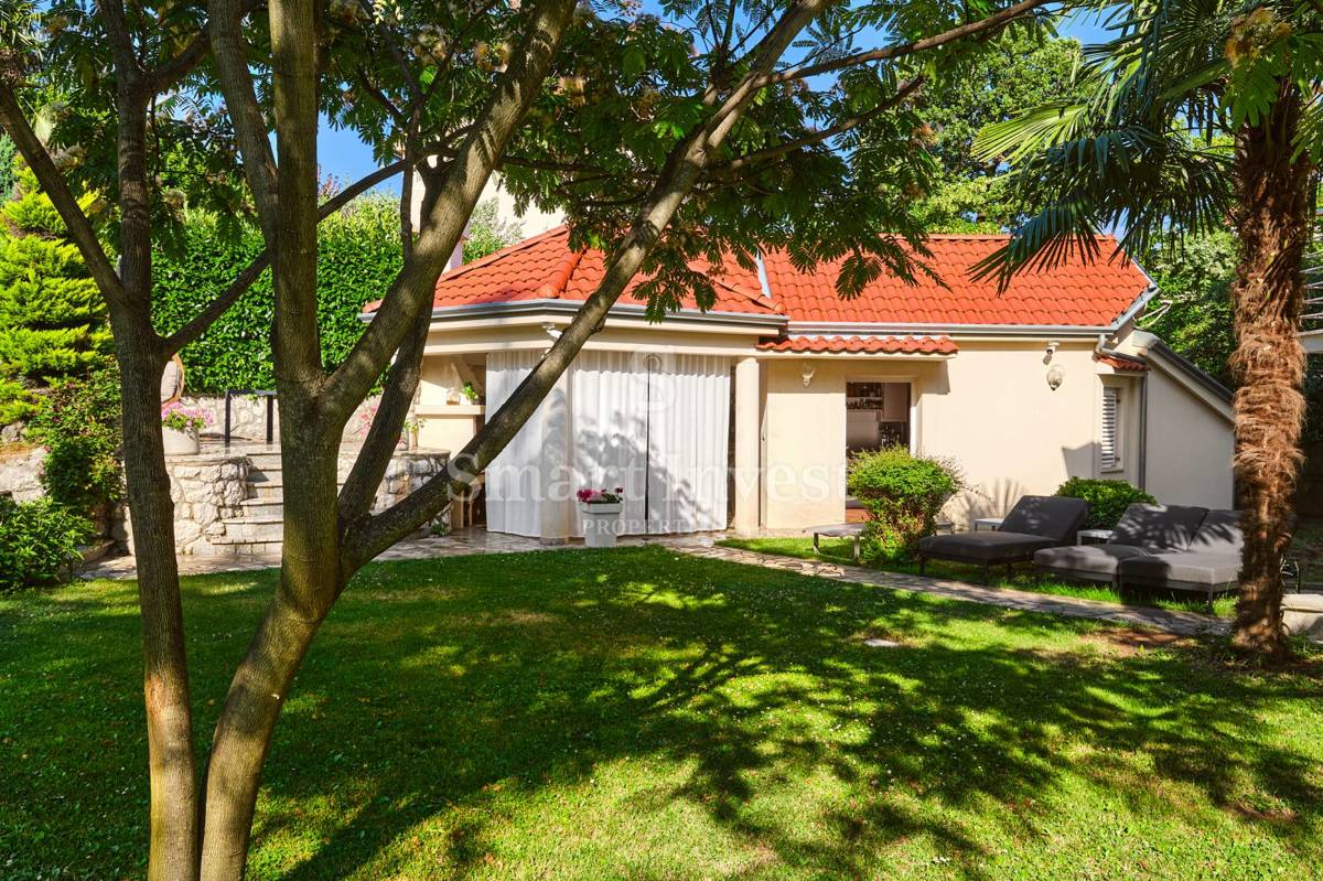 OPATIJA, Vila s pogledom na morje in prostornim vrtom, prodamo