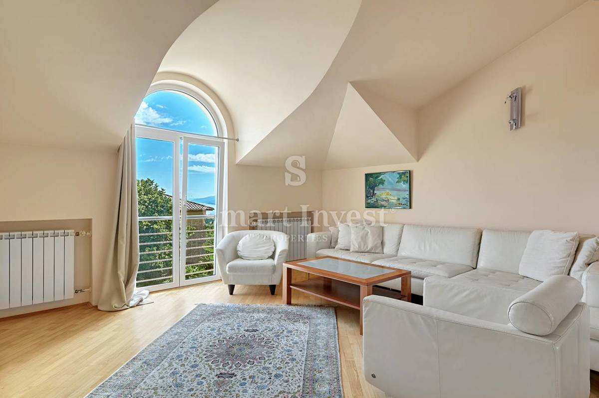 OPATIJA, Vila s pogledom na morje in prostornim vrtom, prodamo