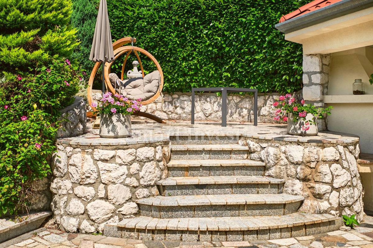 OPATIJA, Vila s pogledom na morje in prostornim vrtom, prodamo