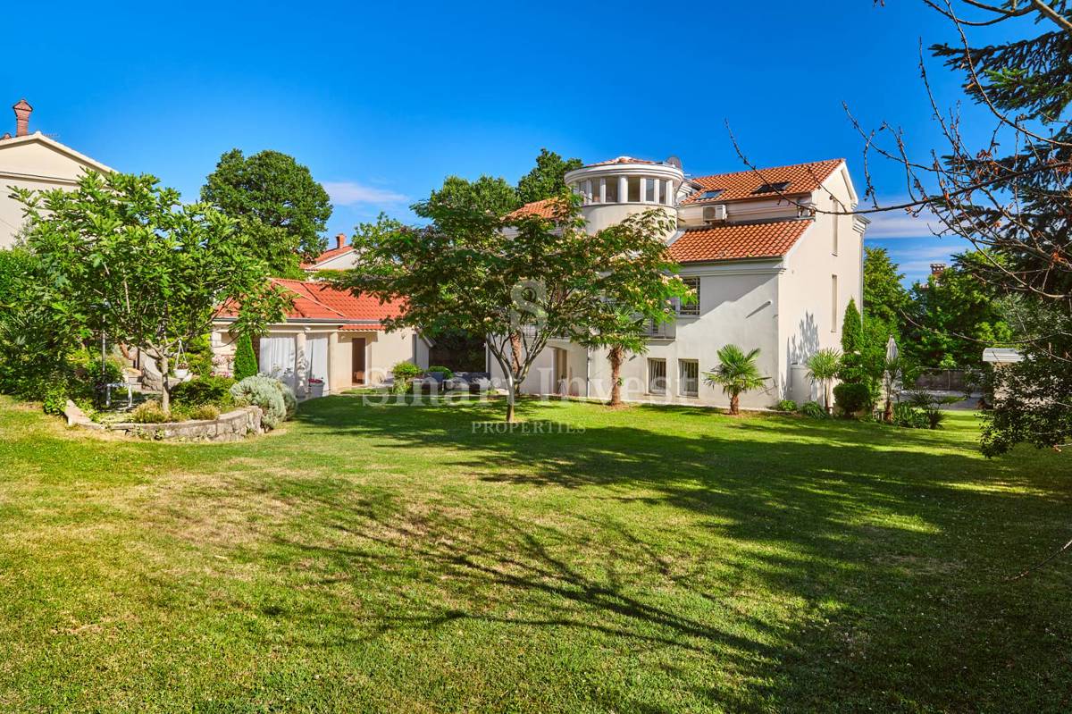 OPATIJA, Vila s pogledom na morje in prostornim vrtom, prodamo