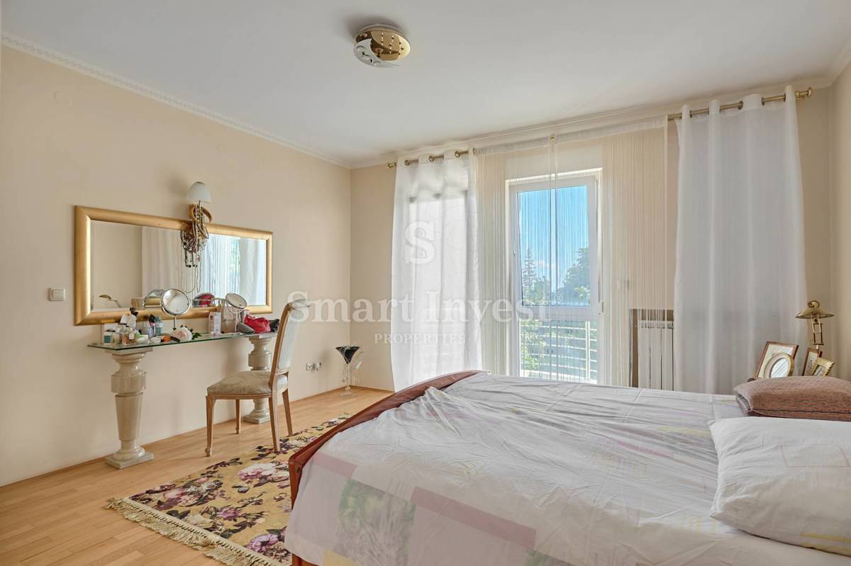 OPATIJA, Vila s pogledom na morje in prostornim vrtom, prodamo