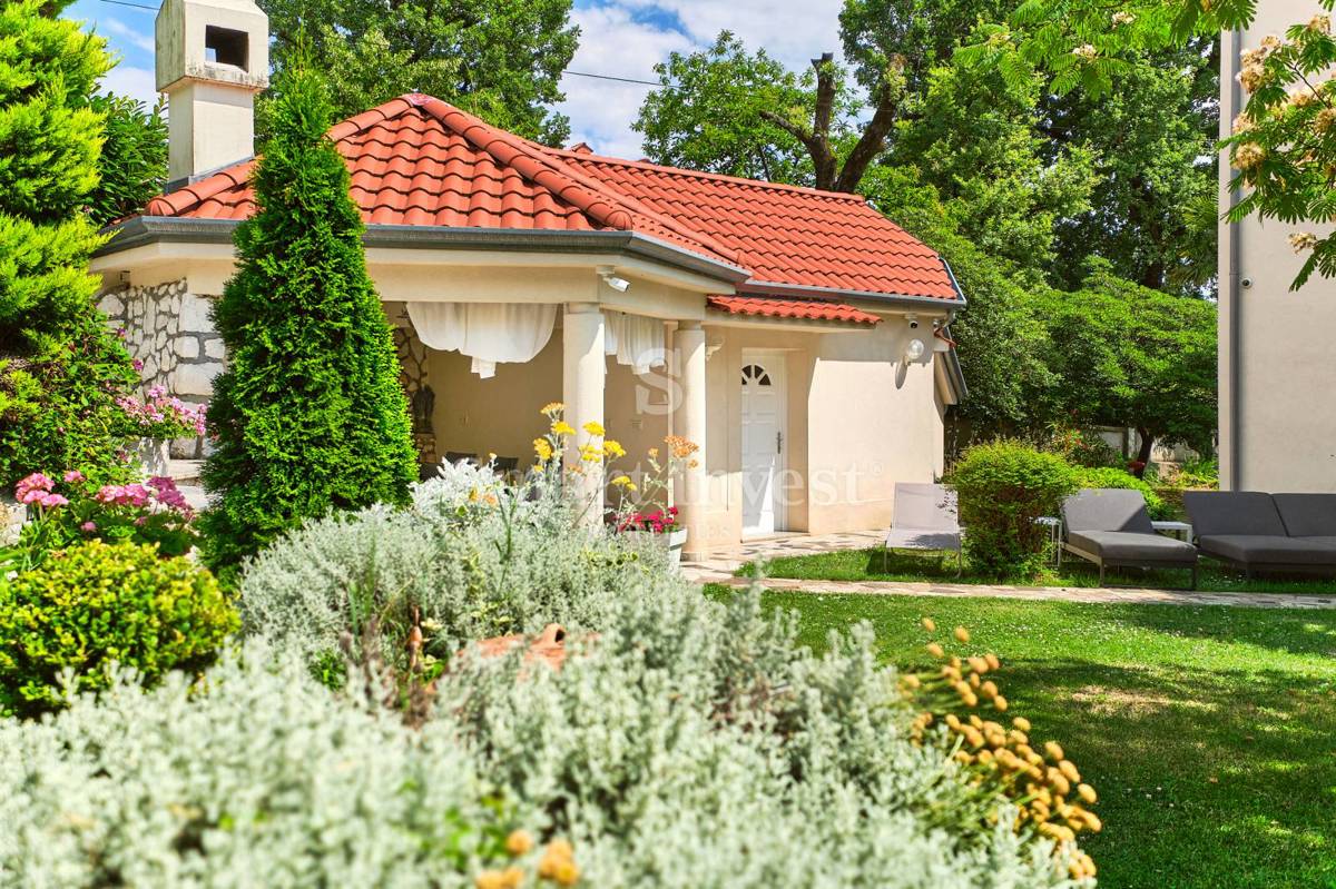 OPATIJA, Vila s pogledom na morje in prostornim vrtom, prodamo