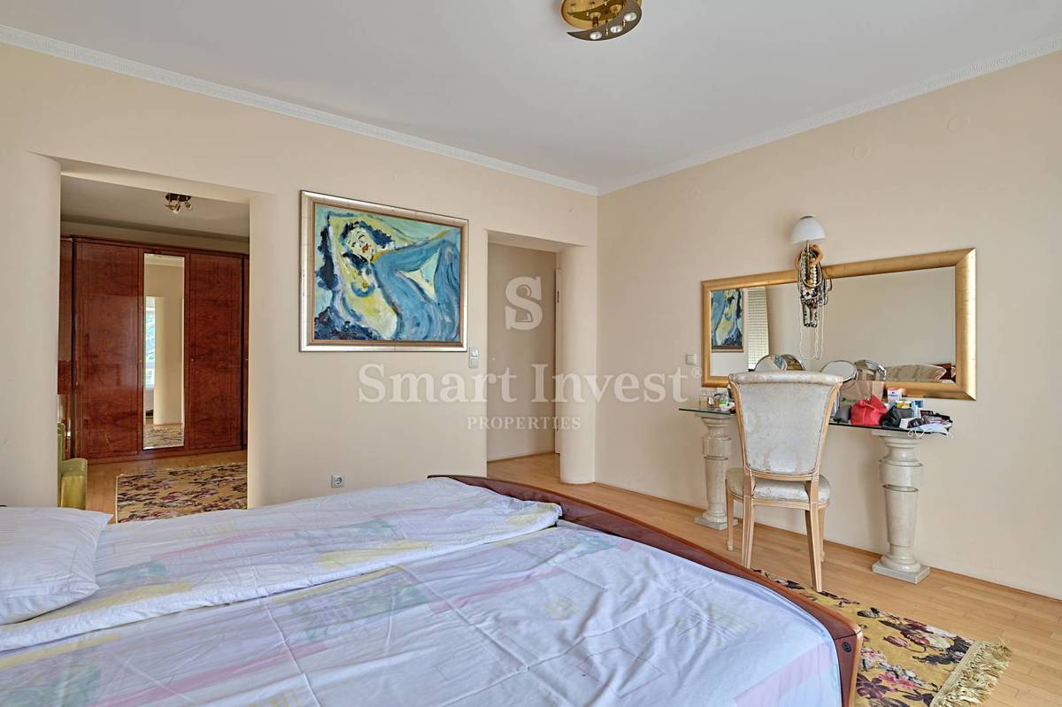 OPATIJA, Vila s pogledom na morje in prostornim vrtom, prodamo