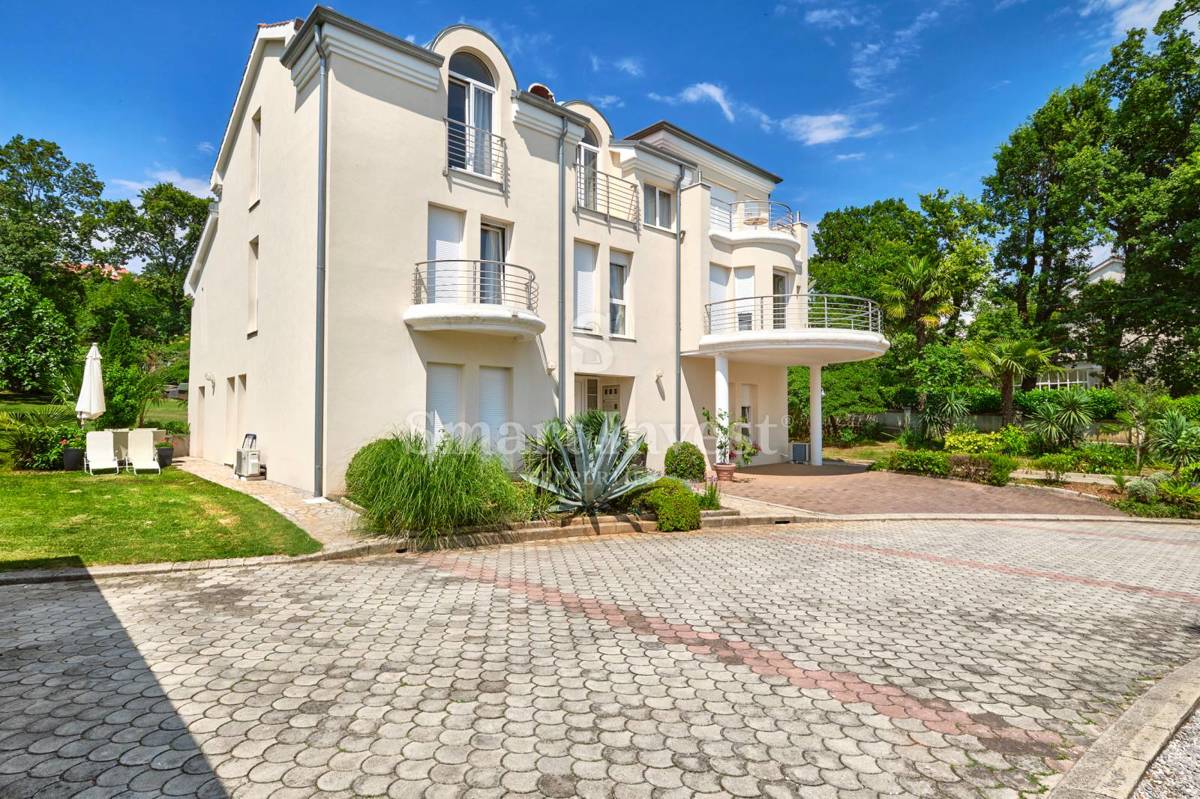 OPATIJA, Vila s pogledom na morje in prostornim vrtom, prodamo