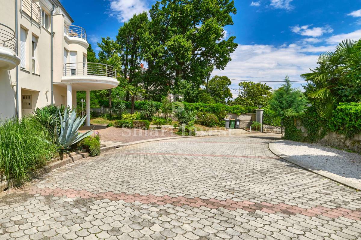 OPATIJA, Vila s pogledom na morje in prostornim vrtom, prodamo