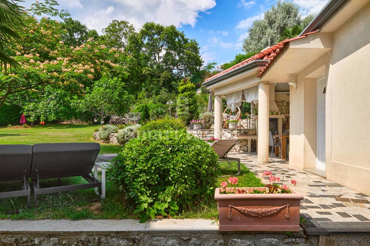 OPATIJA, Vila s pogledom na morje in prostornim vrtom, prodamo