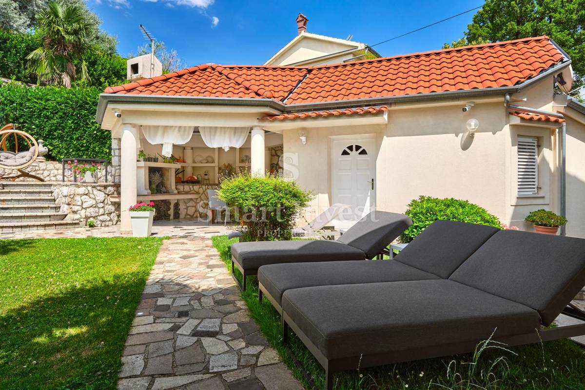 OPATIJA, Vila s pogledom na morje in prostornim vrtom, prodamo
