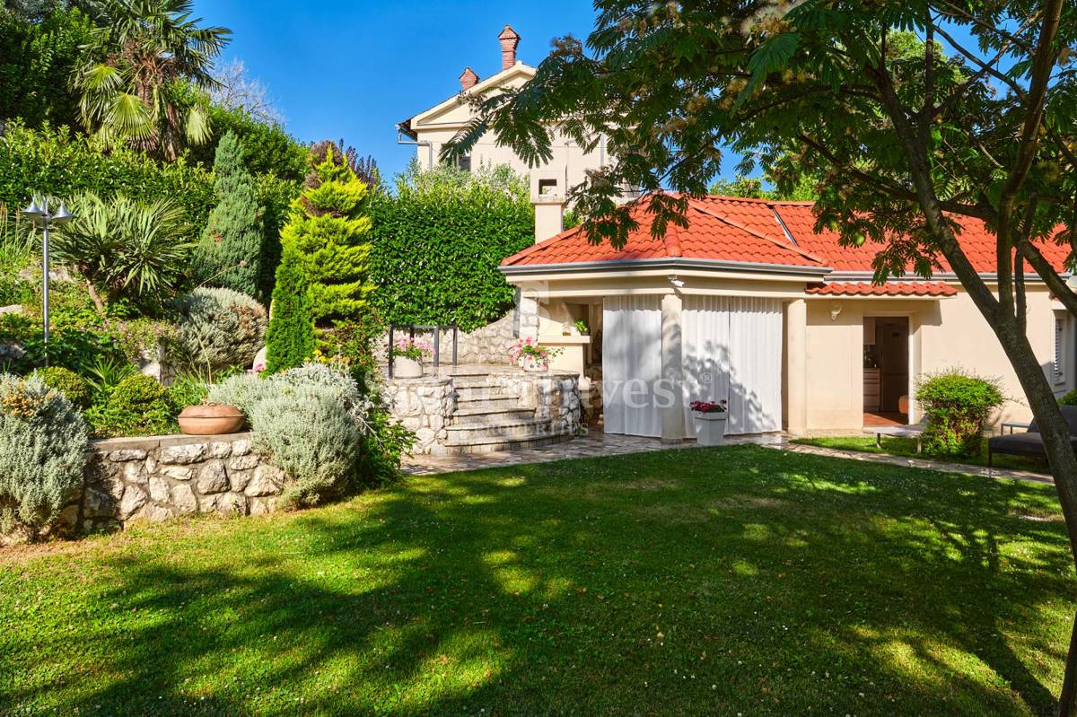 OPATIJA, Vila s pogledom na morje in prostornim vrtom, prodamo