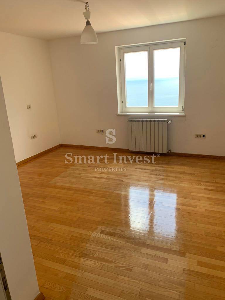 OPATIJA, vila z bazenom, panoramskim pogledom na morje in prostornim vrtom